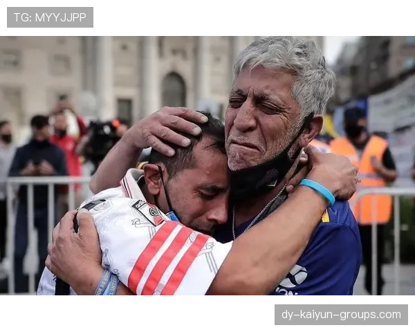 博卡青年门将神勇扑救赢得掌声,博卡青年球迷 博卡青年门将神勇扑救赢得掌声,博卡青年球迷